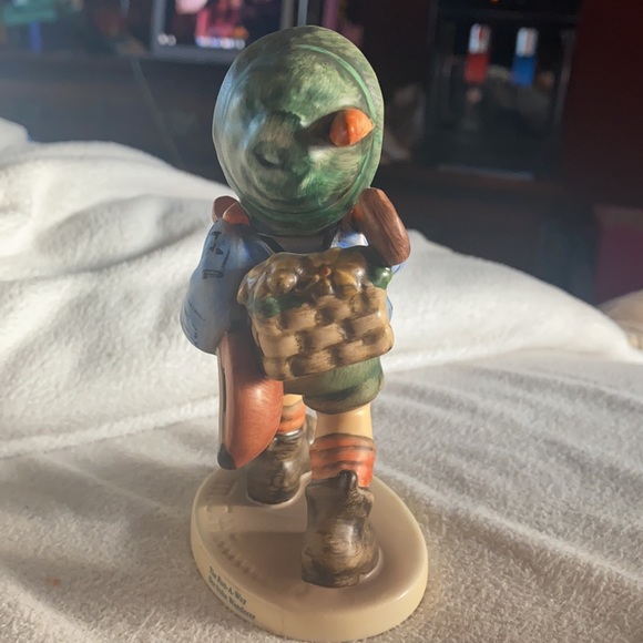 Hummel Figurine #327 “The Run a way” Boy with Cane, violin and basket - Picture 3 of 4